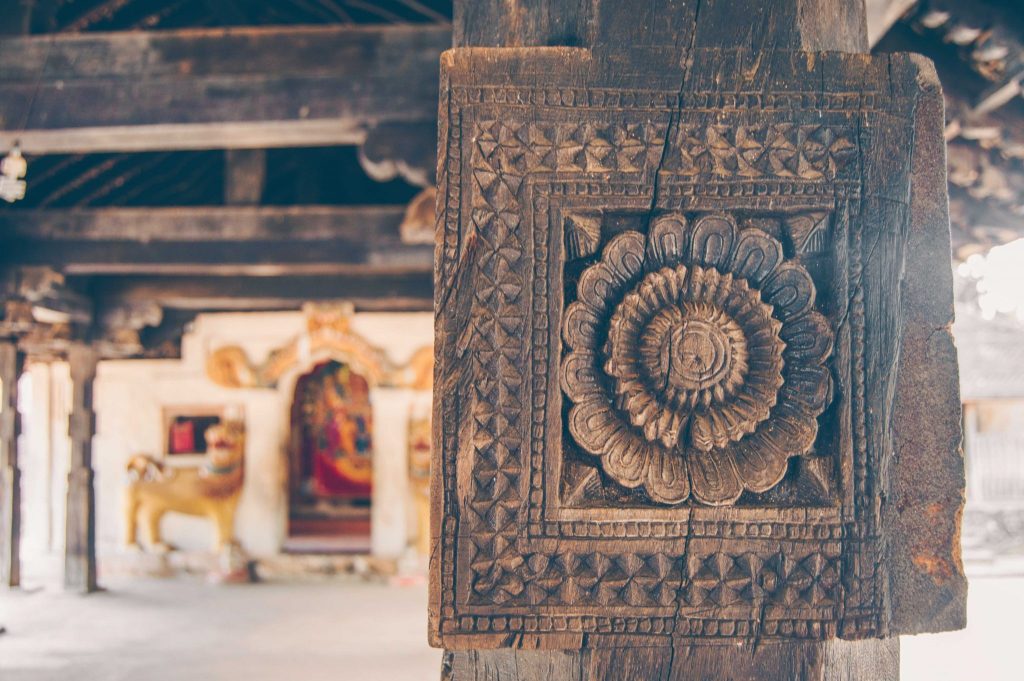 деревянный храм канди