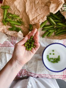 podding green peas
