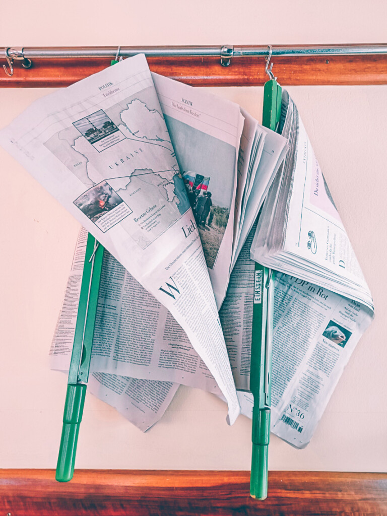 Einstein unter den linden newspapers