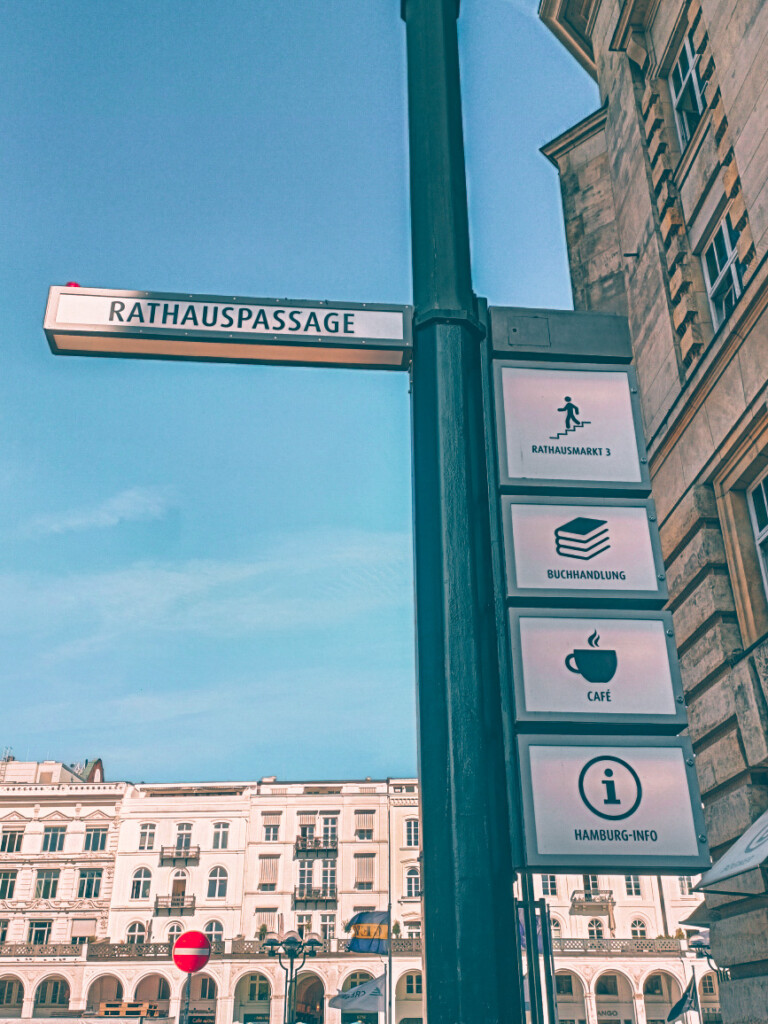 Signs to find your way around Rathauspassage