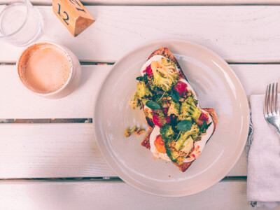 Aendre Hamburg breakfast toast with broccoli and hummus