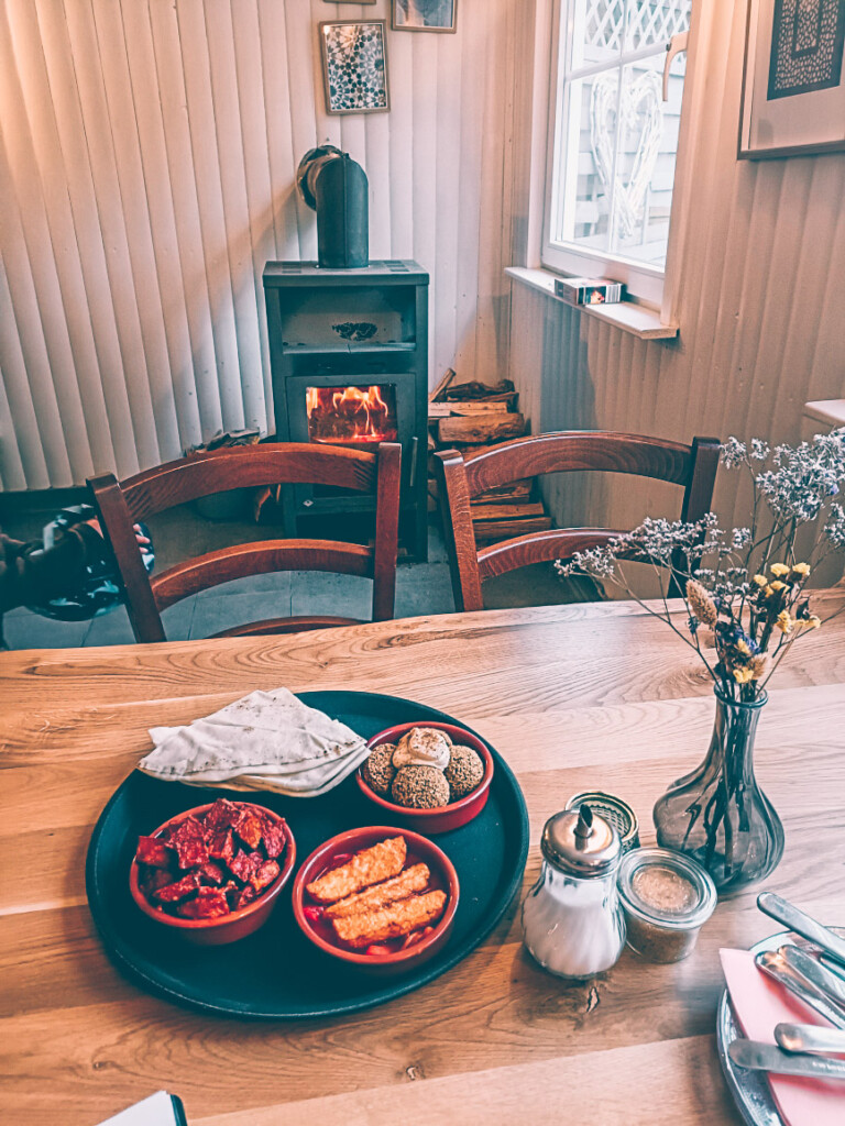 Snacks and a cozy fireplace at Saha das Waldcafe