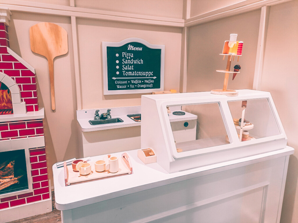 Amazing pizza place for kids to play pretend at Bambini city