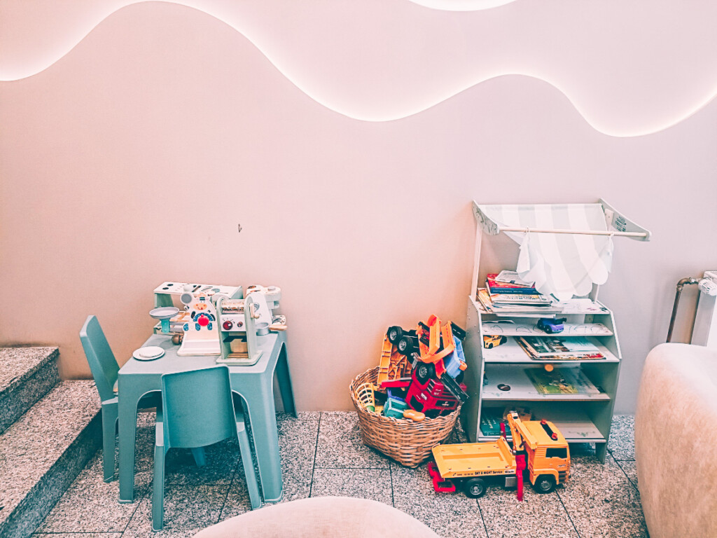 Kids&rsquo; play corner at 1407 Breakfast Club with toys and activities for children.