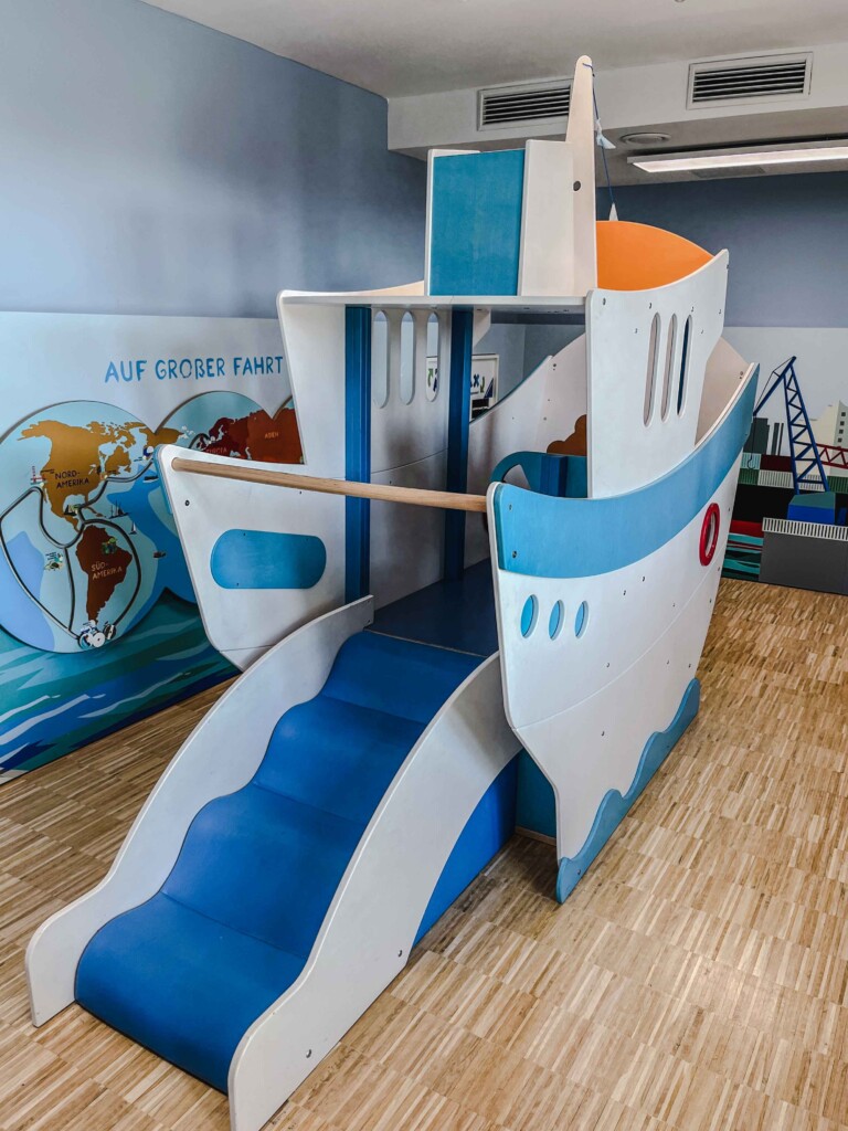 a playroom for toddlers at Jufa hotel in Hamburg