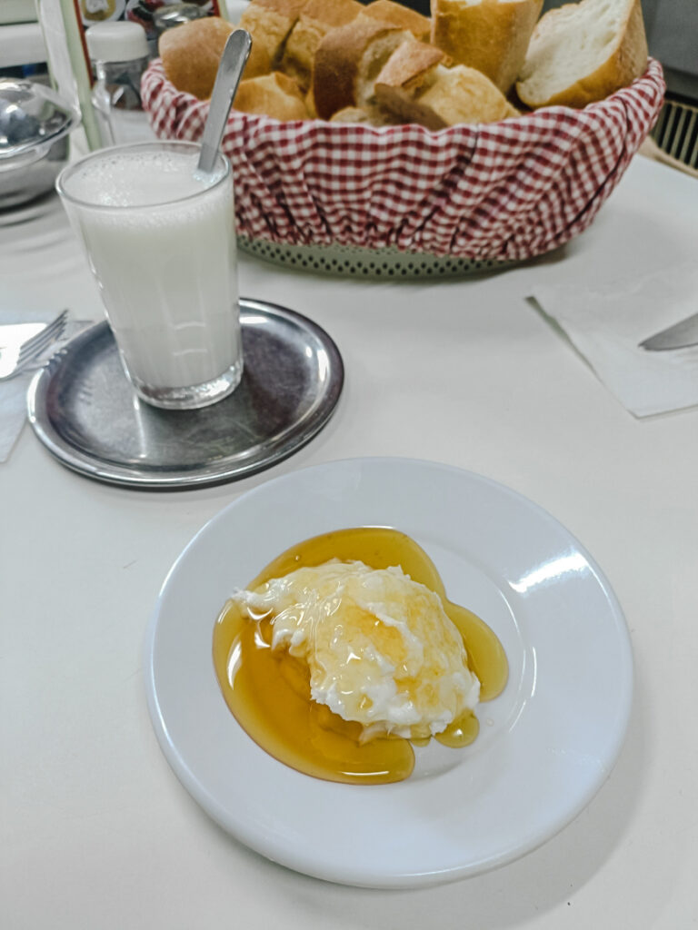 Boris'in Yeri kaymak with honey