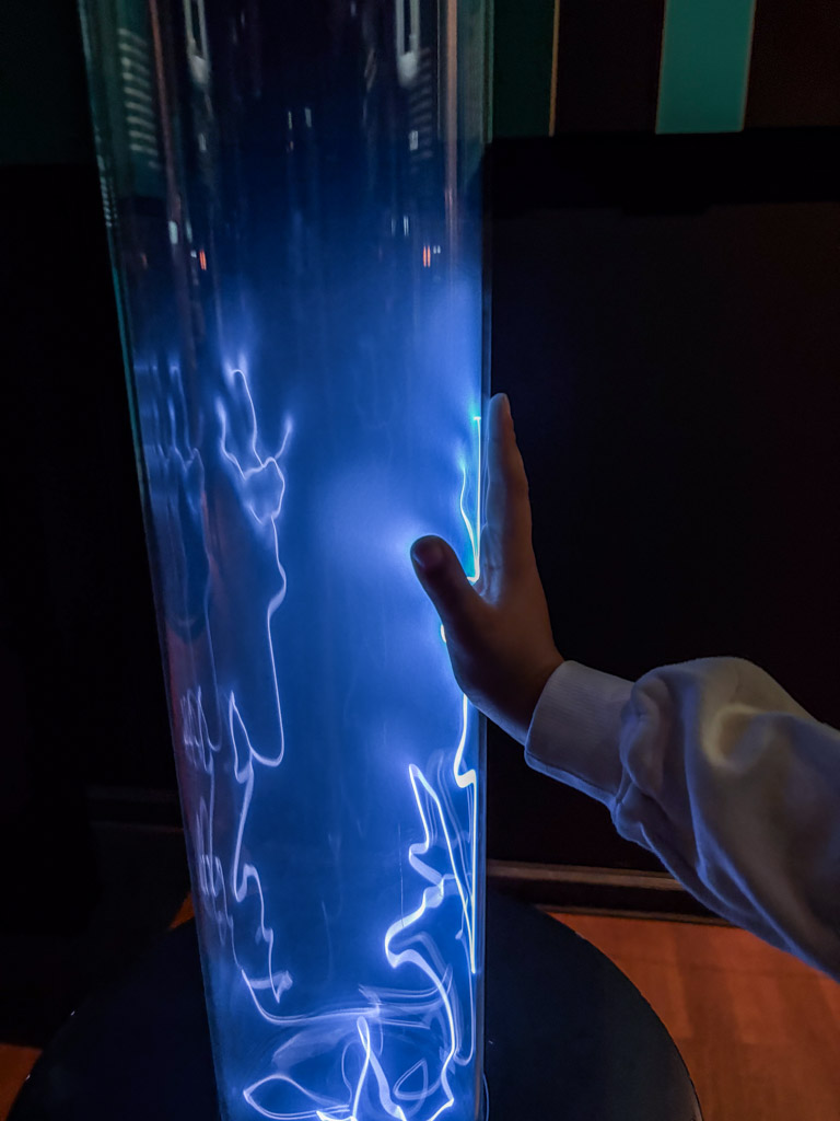 Electrical science projects for kids at the science center spectrum in Berlin