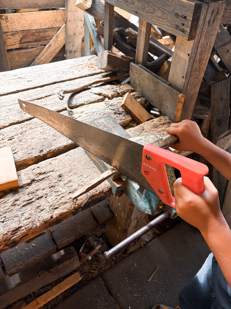 Kids can use a saw and different things to build at the abenteuerliche Spielplatz in Berlin